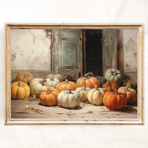 Puede incluir: Una pintura de bodeg&oacute;n que presenta una colecci&oacute;n de calabazas en varios tonos de naranja, blanco y verde. Las calabazas est&aacute;n dispuestas en un suelo de madera frente a una puerta desgastada con un acabado de pintura verde.