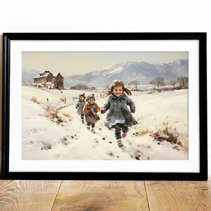 Peut inclure: Trois enfants v&ecirc;tus d'habits d'hiver courent &agrave; travers un paysage enneig&eacute; vers une ferme au loin. Les enfants portent des manteaux bleus et orange et sourient.