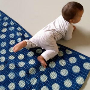 Tapete de brincar para bebês forrado em azul índigo, tapete de cercadinho, tapete de brincar ou cobertor/colcha de colcha, cobertor de rabiscos, um presente de maternidade original para o berçário