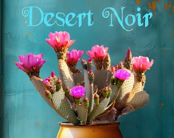 Puede incluir: Una maceta de cerámica amarilla con una planta de cactus con flores rosas. La maceta está sobre una superficie de madera frente a una pared turquesa con el texto "Desert Noir" escrito en azul.