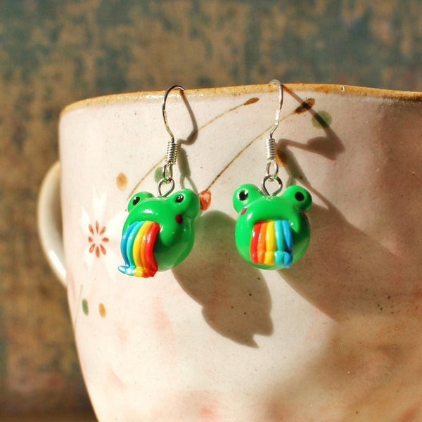 Froggy Regenbogen Ohrringe • Kawaii Frosch Ohrringe • Handgemachter Schmuck • Polymer Ton Ohrringe • Ohrringe Silber • Frosch Ohrringe