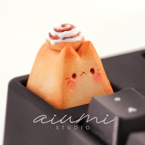 Cinnamon Roll Cat • Artisan Keycap • Handmade Polymer Clay Accessoires by aiumi