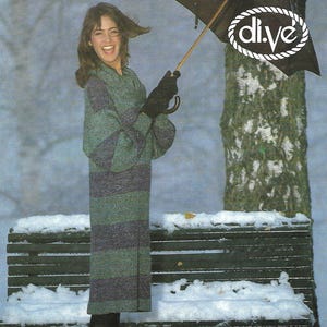 以下が含まれることがあります： 緑と紫のストライプのニットドレスと黒いブーツを着た女性が黒い傘を持っています。画像は、木のベンチがある雪の降る屋外のシーンに設定されています。傘には「d.i.ve」と書かれた白いロゴがあります。「PRELUDIO Pamphlet 309」というテキストが下にあります。