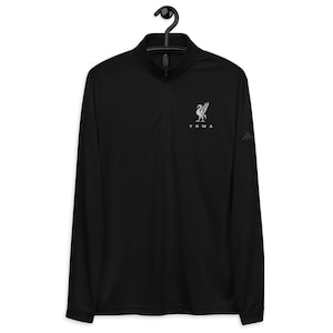 Könnte beinhalten: Schwarzes, langärmliges Sportoberteil mit Viertelreißverschluss. Es hat ein weißes Vogelsymbol und die Buchstaben "YNWA" auf der Brust. Das Adidas-Logo befindet sich auf dem rechten Ärmel.