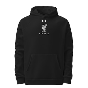 Könnte beinhalten: Schwarzer Kapuzenpullover mit einem weißen Under Armour Logo, einem weißen Wappen des Liverpool Football Club und dem Text "YNWA" auf der Vorderseite.
