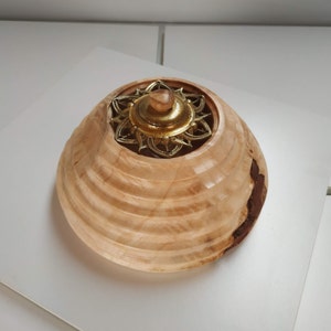 Potpourri aus gedrechseltem Holz und Messing