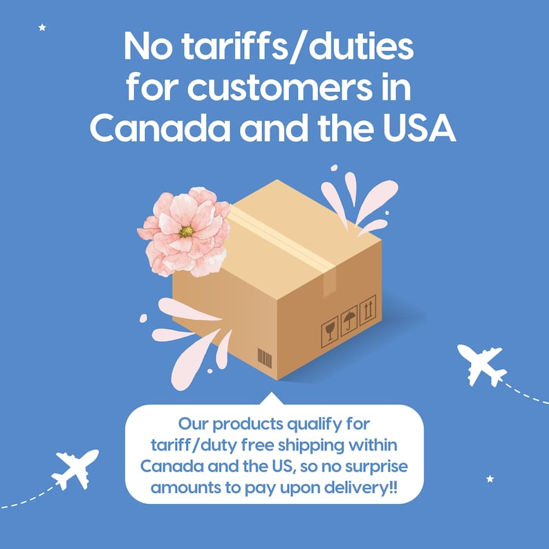 K&ouml;nnte beinhalten: Illustration auf blauem Hintergrund mit Karton, rosa Blume und wei&szlig;em Flugzeug. Text: &bdquo;Keine Z&ouml;lle/Abgaben f&uuml;r Kunden in Kanada und den USA&ldquo;. Sprechblase: &bdquo;Unsere Produkte qualifizieren sich f&uuml;r zollfreie Lieferung in Kanada und den USA.&ldquo;