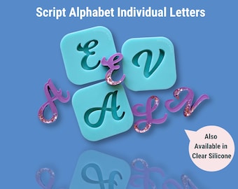 Op de afbeelding: Een set van vier turquoise siliconen mallen voor het maken van schrijfletters. De mallen zijn vierkant en bevatten de letters A, E, L en V. De letters zijn roze met glitteraccenten. De tekst "Script Alphabet Individual Letters" staat bovenaan de afbeelding. De tekst "Also Available in Clear Silicone" staat in een spraakballon rechtsonder in de afbeelding.