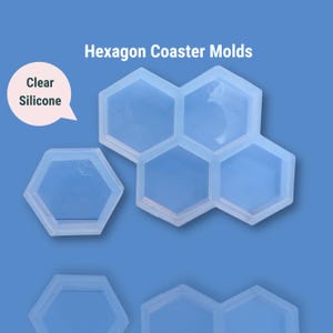 以下が含まれることがあります： 透明なシリコン製の六角形のコースター型。型はハニカムパターンで配置されています。六角形のコースター型