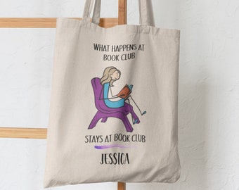 Może przedstawiać: Beżowa torba typu tote z fioletową i niebieską ilustracją osoby czytającej książkę. Tekst na torbie brzmi "What happens at book club stays at book club Jessica".