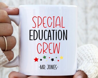 Può includere: Una tazza in ceramica bianca con il testo "SPECIAL EDUCATION CREW" in lettere nere e "MR. JONES" in lettere nere più piccole. Il testo è circondato da cinque stelle colorate.