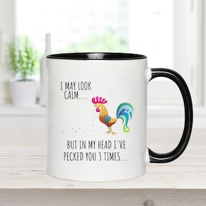 Ich mag ruhig aussehen.. aber in meinem Kopf habe ich dich 3 mal gepickt sarkastische Geschenktasse, lustige Tasse für Sie, Bürokaffeetasse