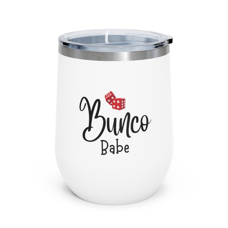 Puede incluir: Un vaso de acero inoxidable blanco con un dise&ntilde;o en blanco y negro que dice "Bunco Babe" y un gr&aacute;fico de dados rojo.