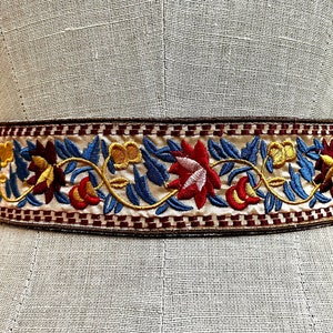 Ceinture bohème avec rubans à nouer, ceinture brodée avec pompons pour robe folklorique, ceinture faite main avec broderie de style bohème Beige