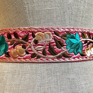 Ceinture bohème avec rubans à nouer, ceinture brodée avec pompons pour robe folklorique, ceinture faite main avec broderie de style bohème Roze