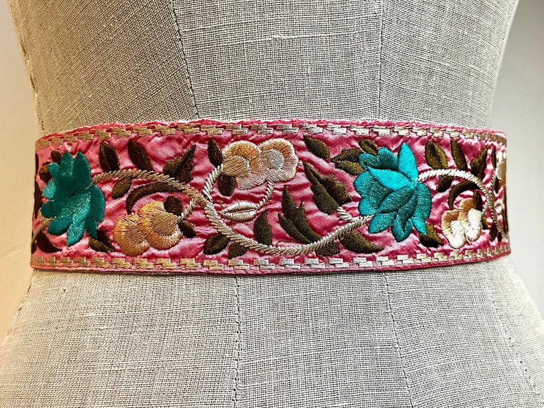 Ceinture bohème avec rubans à nouer, ceinture brodée avec pompons pour robe folklorique, ceinture faite main avec broderie de style bohème Roze