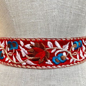 Ceinture bohème avec rubans à nouer, ceinture brodée avec pompons pour robe folklorique, ceinture faite main avec broderie de style bohème Rood
