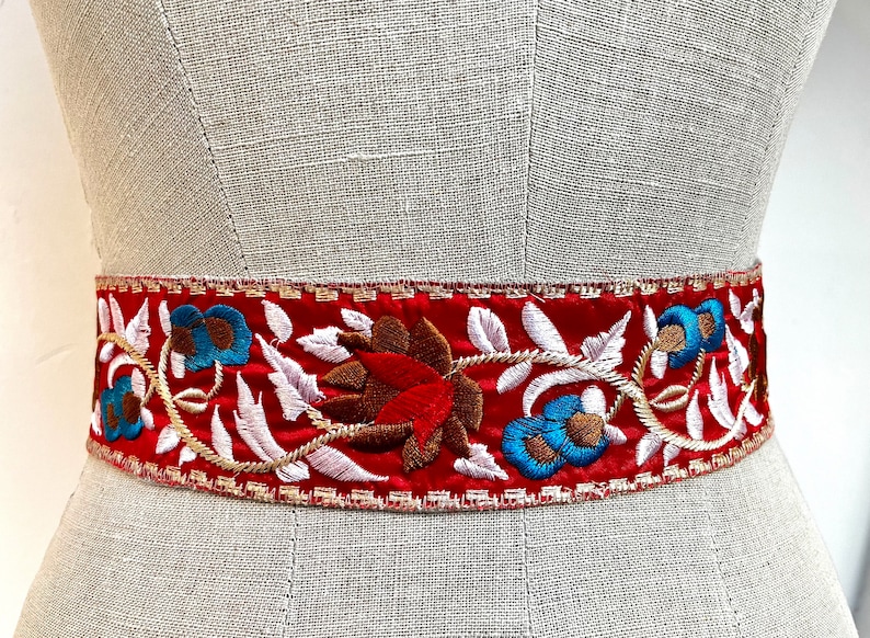 Ceinture bohème avec rubans à nouer, ceinture brodée avec pompons pour robe folklorique, ceinture faite main avec broderie de style bohème Rood