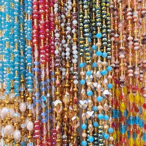 Puede incluir: Una variedad de collares de cuentas coloridas con detalles dorados. Los collares est&aacute;n hechos con diferentes tipos de cuentas, incluyendo vidrio, cristal y metal.
