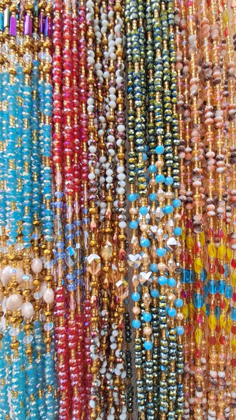 Puede incluir: Una variedad de collares de cuentas coloridas con detalles dorados. Los collares est&aacute;n hechos con diferentes tipos de cuentas, incluyendo vidrio, cristal y metal.