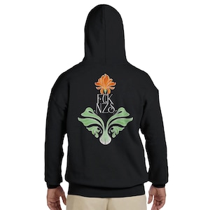 Könnte beinhalten: Schwarzer Kapuzenpullover mit einem orangefarbenen und grünen Blumendesign auf der Rückseite. Das Design enthält den Text "FCK NZS." Der Pullover besteht aus einem weichen Material und hat eine Kapuze und eine Vordertasche.