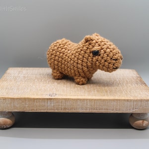Simpatico portachiavi a forma di capibara, peluche fatto in casa all'uncinetto, amigurumi