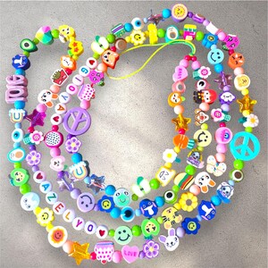 Joya para móvil personalizada – Nombre y cuentas de colores – Regalo original