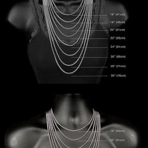 Op de afbeelding: Een zilveren kettingketting op een mannequin, die verschillende lengtes van 16 inch tot 30 inch laat zien. De lengtes zijn gemarkeerd in inches en centimeters.