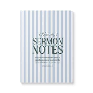 Może przedstawiać: Notatnik z jasnoniebieską i białą okładką w paski. Tekst "Kennedy's SERMON NOTES" jest wyświetlany elegancką czcionką i pogrubioną czcionką. Dodatkowy tekst zawiera werset biblijny z 2 Tymoteusza 3:16-17.