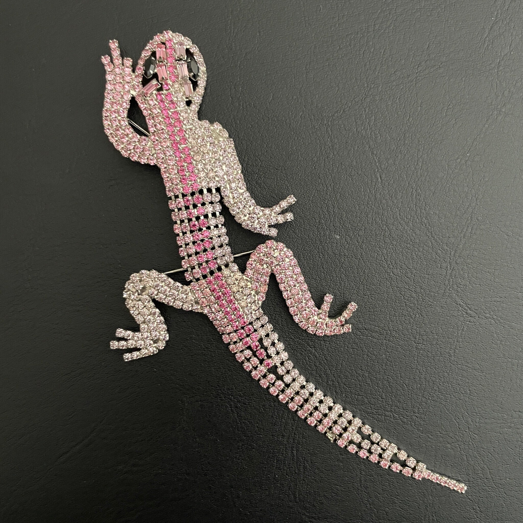 Butler and wilson lizard brooch deals