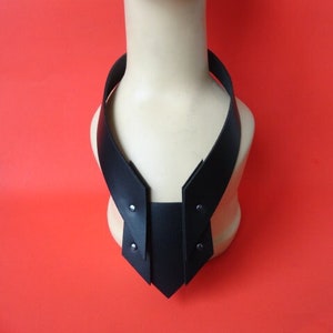 Choker in pelle. Cosplay motociclista punk gotico