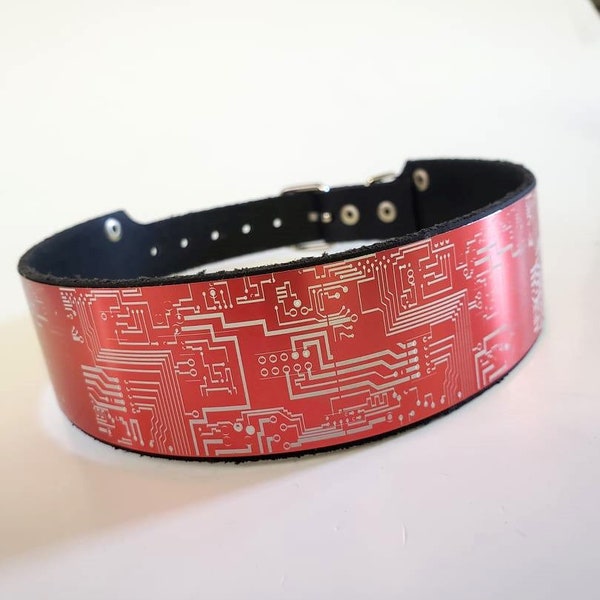 Choker en cuir Cyber Gothic Punk avec PCB (carte de circuit imprimé) gravé au laser sur plaque d’aluminium rouge