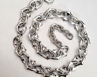 Collar de cadena de eslabones ovalados con pinchos de acero inoxidable 304 resistente al deslustre. Estilo motero, punk y gótico.