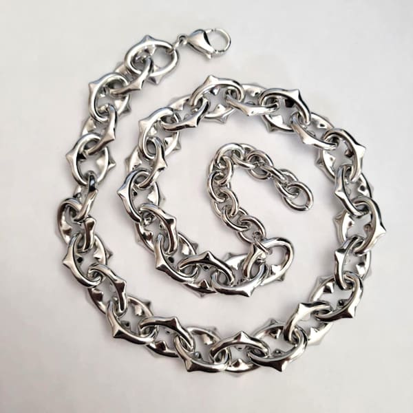 Collar de cadena de eslabones ovalados con pinchos de acero inoxidable 304 resistente al deslustre. Estilo motero, punk y gótico.