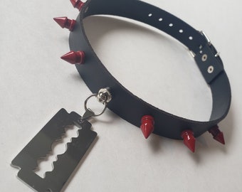 Gargantilla de cuero con púas rojas y colgante de navaja, estilo gótico punk