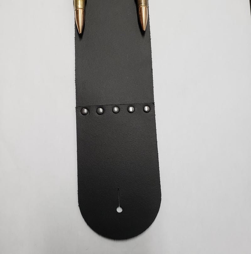 本革と.308口径の使用済み弾丸とスカルヘッドのギターストラップ