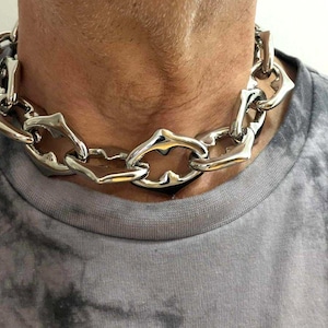 Collar de cadena de eslabones ovalados con pinchos de acero inoxidable 304, resistente al deslustre. Eslabones gruesos de 3,8 cm x 3,2 cm cada uno.