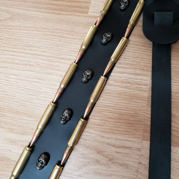 本革と.308口径の使用済み弾丸とスカルヘッドのギターストラップ