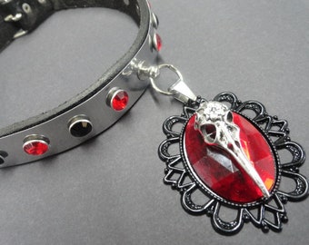 Choker cuir & acier inoxydable avec tête de corbeau sur pierre rouge. Cosplay Gothique Punk