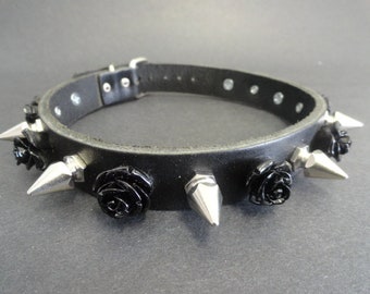Gargantilla de cuero gótica punk con rosas de resina y púas hexagonales facetadas