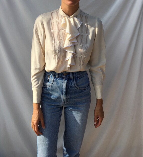 Vintage off-white 1940s silk ruffled blouse with p