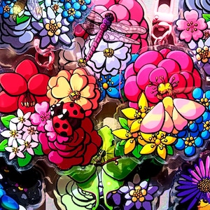 Pode incluir: Uma coleção de pingentes de acrílico coloridos com temas florais e de insetos. Os pingentes apresentam várias flores em tons de rosa, vermelho, amarelo, azul e roxo, juntamente com joaninhas, borboletas e libélulas. Os desenhos têm um acabamento brilhante.