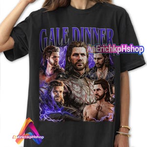 Puede incluir: Camiseta negra con un estampado gráfico de un grupo de hombres con el texto "Gale Dinner" en letras moradas. Los hombres visten diferentes atuendos y tienen diferentes peinados. El fondo es un patrón de rayos morados y negros.