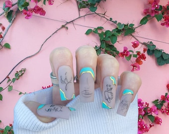 Caras abstractas / Minimalista / Detalle de lámina dorada / Uñas de gel pintadas a mano / Uñas falsas / Uñas de lujo