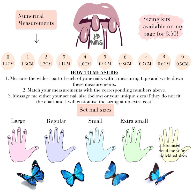 Op de afbeelding: Een nagelmatengids met afmetingen in centimeters, van 0 (1,4 cm) tot 9 (0,5 cm). De gids bevat handillustraties met de nagelmaten: Large, Regular, Small en Extra Small. Blauwe vlinders zijn ook afgebeeld.