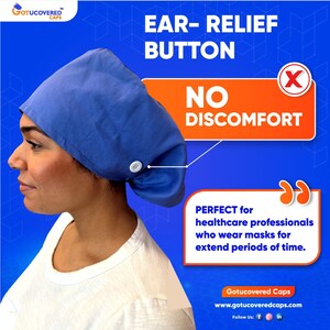 Op de afbeelding: Een blauwe chirurgische muts met een knoop aan de zijkant. De tekst "EAR-RELIEF BUTTON" en "NO DISCOMFORT" staat op de afbeelding. De tekst "PERFECT for healthcare professionals who wear masks for extend periods of time." staat ook op de afbeelding.
