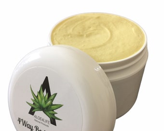 Puede incluir: Un tarro blanco con tapa amarilla que contiene una crema corporal amarilla. El tarro tiene una etiqueta con una planta de aloe vera verde y el texto "ALOE4LIFE Productos Naturales Mantequilla Corporal 4 Vías".
