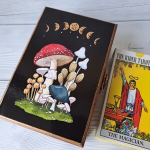 Gepersonaliseerde tarotkaartdoos Paddenstoel Houten herinneringsdoos Drievoudige maan Tarotkaarthouder
