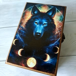 Gepersonaliseerde tarotkaartdoos Galaxy wolf Houten aandenkendoos Drievoudige maan Tarotkaarthouder