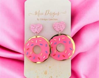 Pendientes colgantes de dona ~ Pendientes de dona rosa con motas ~ Cierres de botón ~ Ideas de regalo ~ Pendientes divertidos ~ Pendientes con temática gastronómica